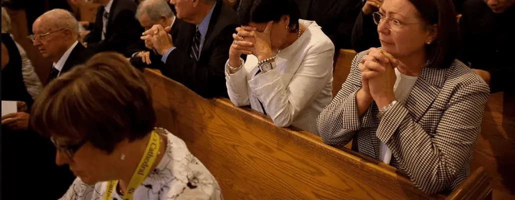 Pessoas ajoelhada na igreja - Como Cuidar da Espiritualidade