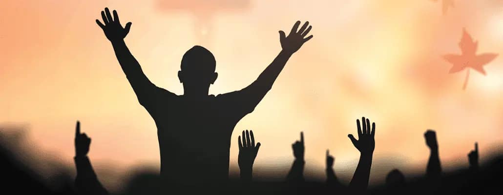Grupo de pessoas adorando e tendo vida espiritual diante de Deus.