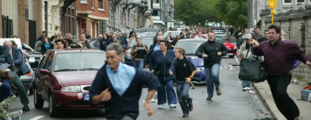 Multidão de Pessoas correndo sem sentido- Só há Esperança em Cristo Jesus