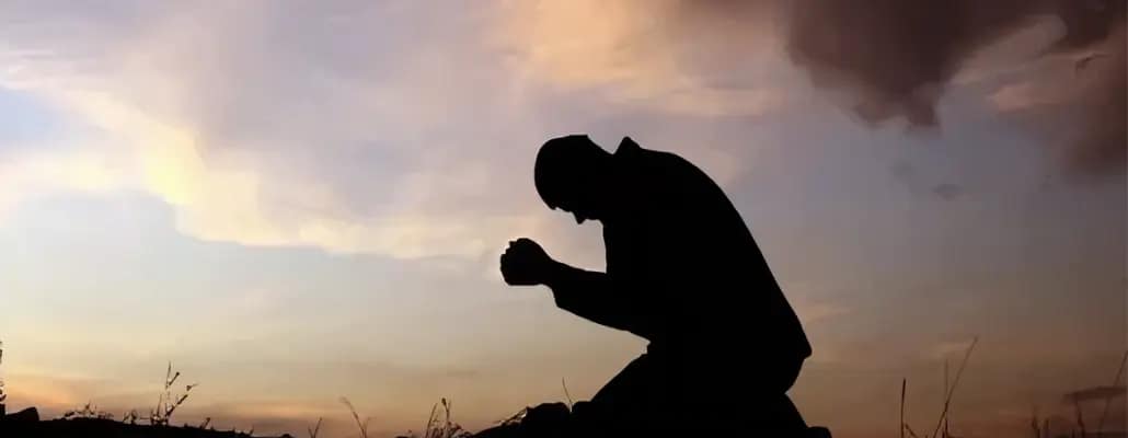 Homem se humilhando ajoelhado orando e pedindo a Deus para sair da Depressão