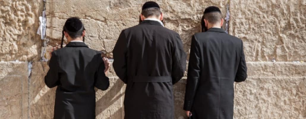 Entendendo a Hipocrisia - 3 homens de vestes pretas orando no muro de Jerusalém