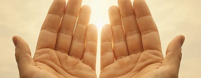 Par de mãos em Gratidão a Deus.