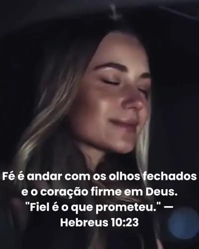 Fiel é o que Prometeu. Mulher loira com olhos fechados, convicta na Fé e e o coração firme em Deus.