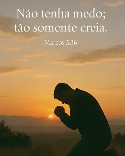 Não Tenha Medo, homem ajoelhado na montanha em oração clamando a Deus pelo livramento.