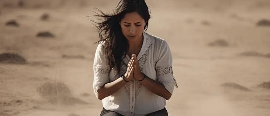 Mulher de joelhos no deserto sendo humilde demonstrando como cuidar da espiritualidade