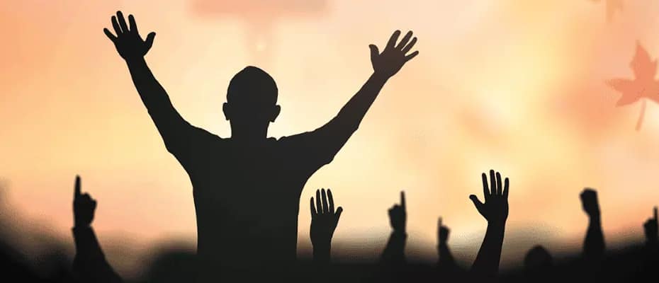 Grupo de pessoas adorando e tendo vida espiritual diante de Deus.